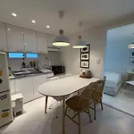 Modernstay Hongdae#Mangwon Local Market 10Mins, Hongdae, Airport Bus, Hanriver Park 10Min,Family