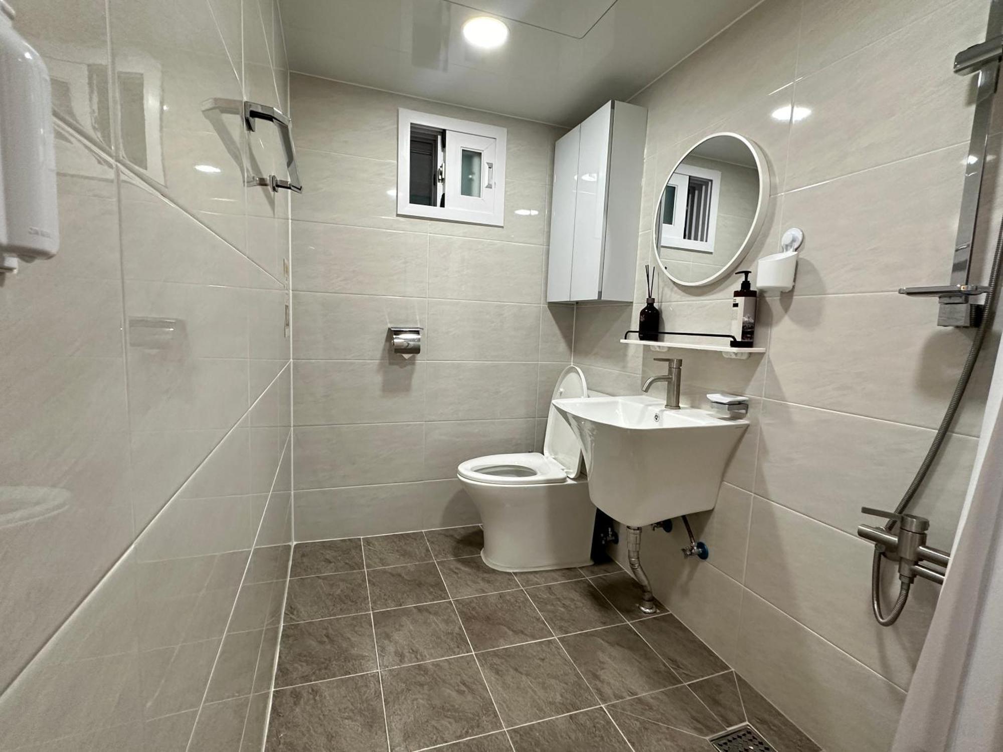 Modernstay Hongdae#mangwon Local Market 10mins, Hongdae, Airport Bus, Hanriver Park 10min,family Apartment