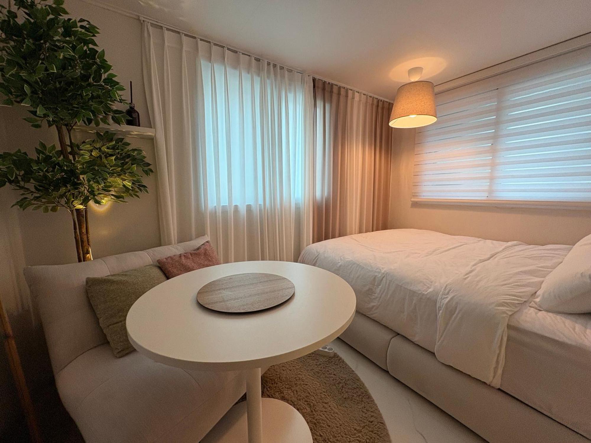 Modernstay Hongdae#mangwon Local Market 10mins, Hongdae, Airport Bus, Hanriver Park 10min,family