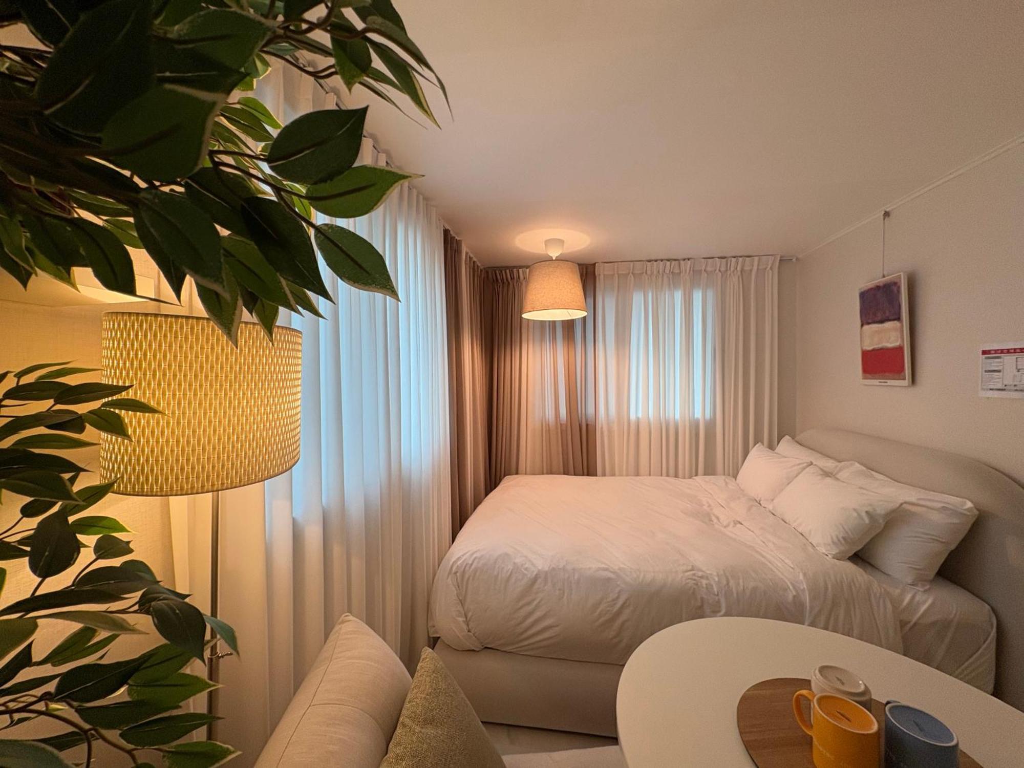 Modernstay Hongdae#mangwon Local Market 10mins, Hongdae, Airport Bus, Hanriver Park 10min,family Seoul