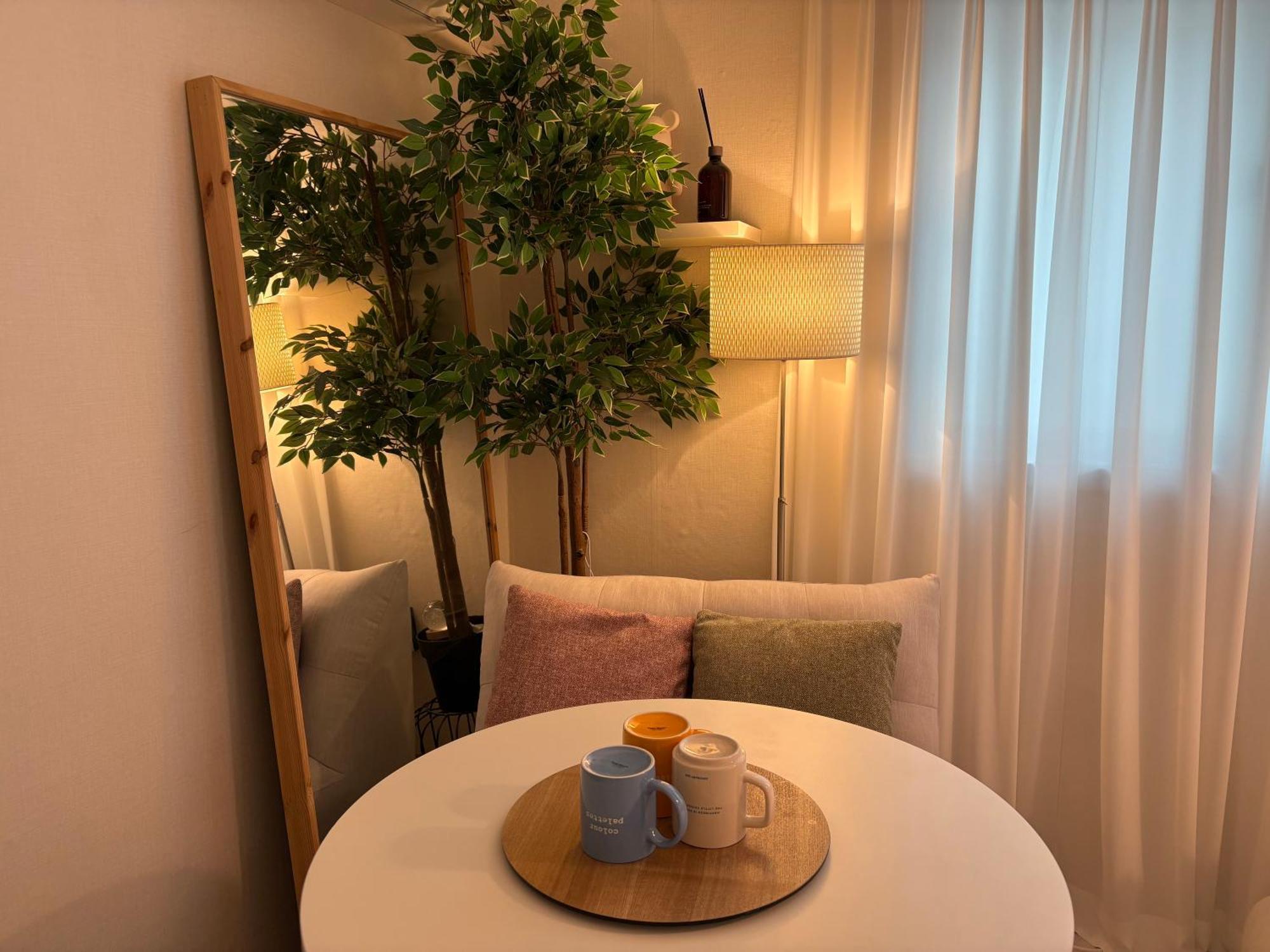 Apartment Modernstay Hongdae#mangwon Local Market 10mins, Hongdae, Airport Bus, Hanriver Park 10min,family Seoul