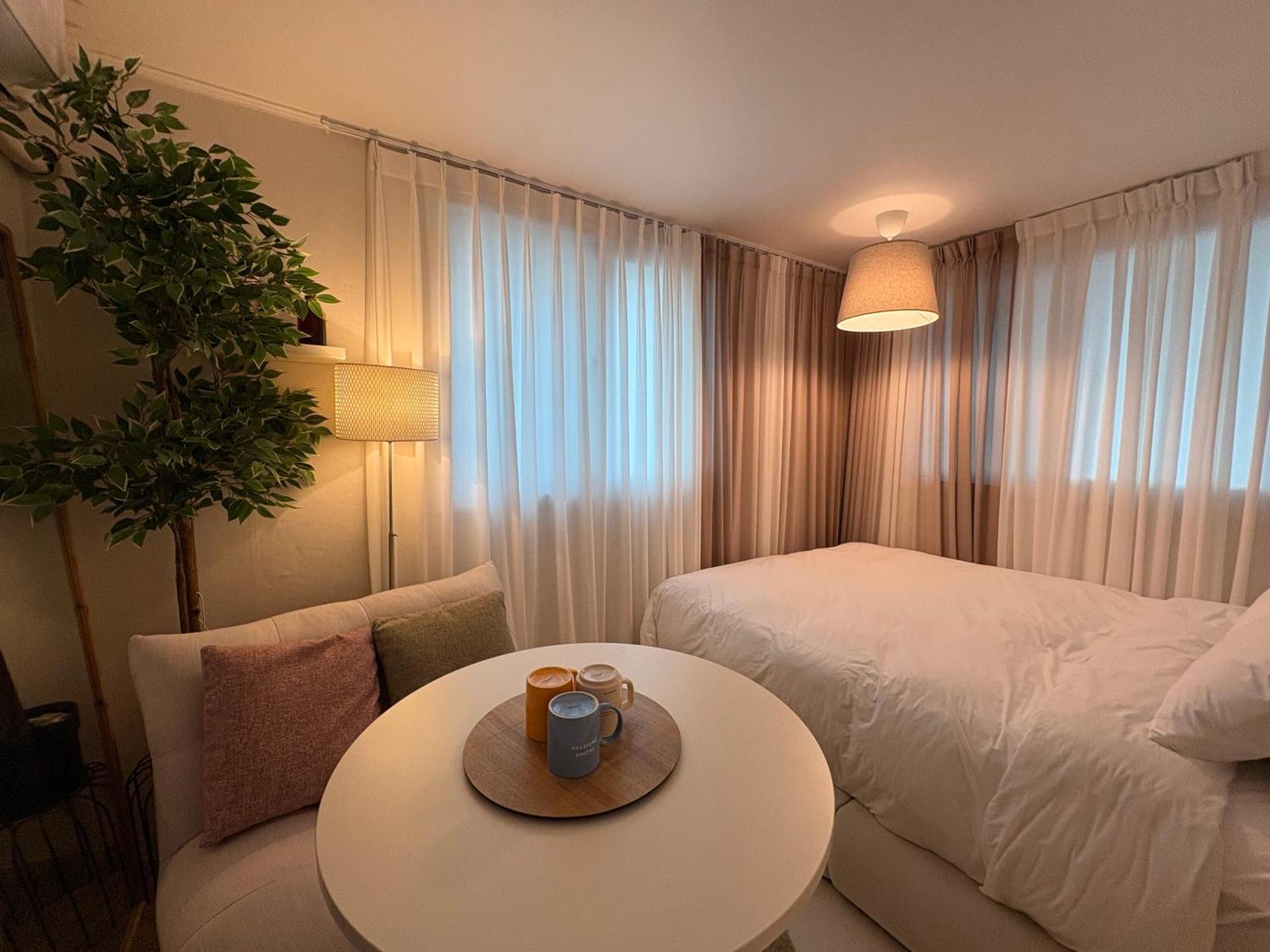 Modernstay Hongdae#mangwon Local Market 10mins, Hongdae, Airport Bus, Hanriver Park 10min,family Apartment