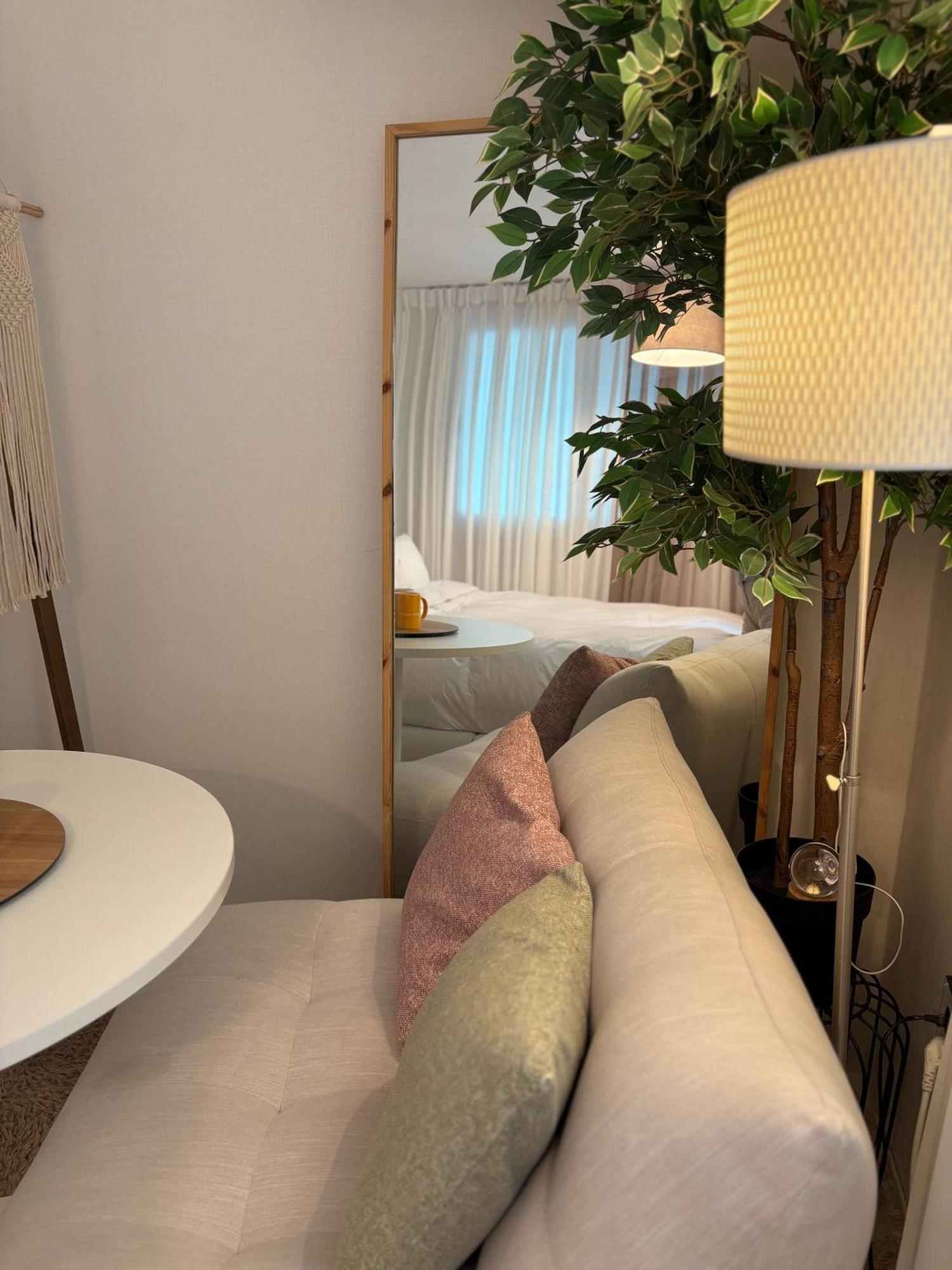 Modernstay Hongdae#mangwon Local Market 10mins, Hongdae, Airport Bus, Hanriver Park 10min,family