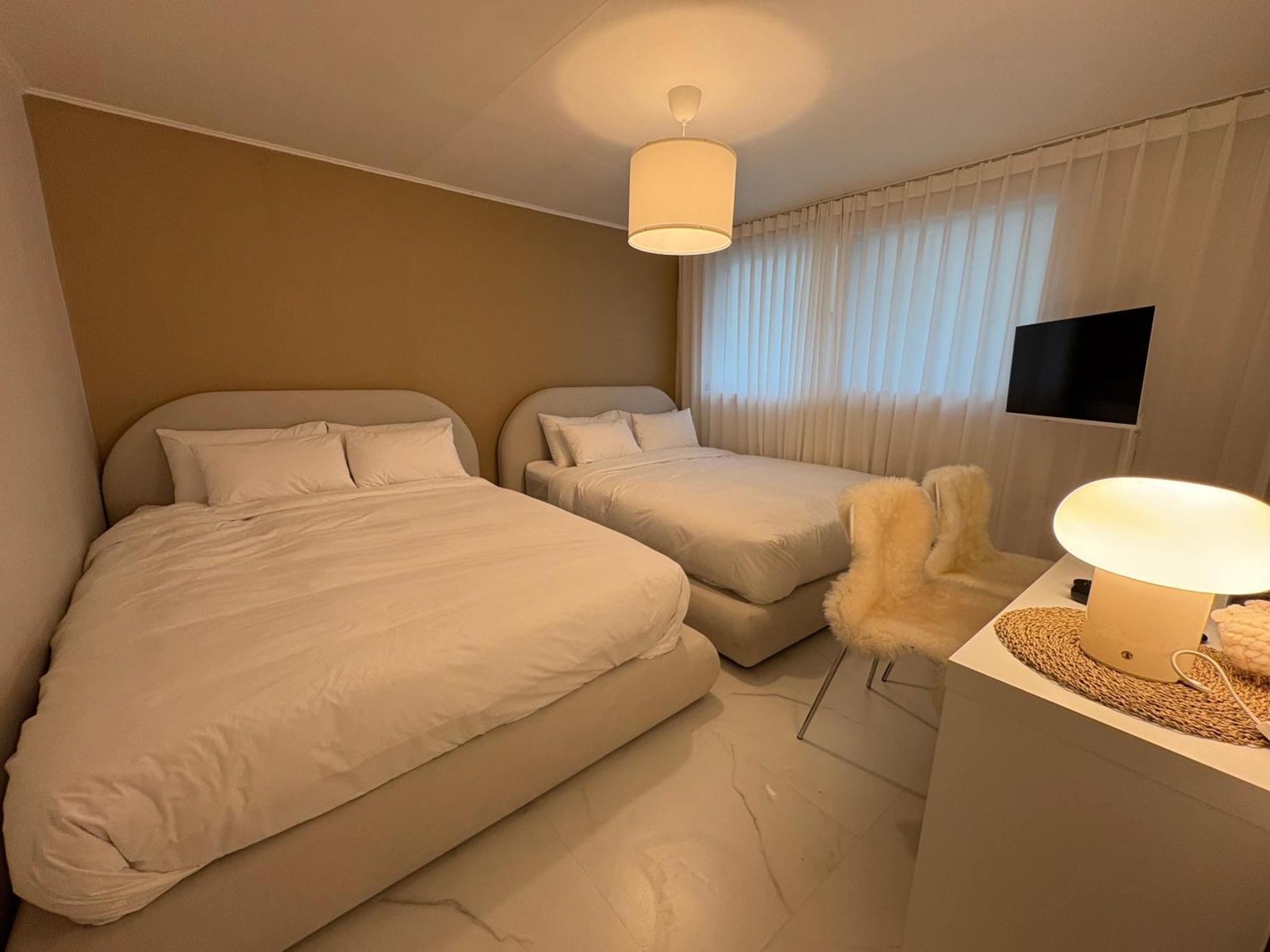 Modernstay Hongdae#mangwon Local Market 10mins, Hongdae, Airport Bus, Hanriver Park 10min,family * Seoul
