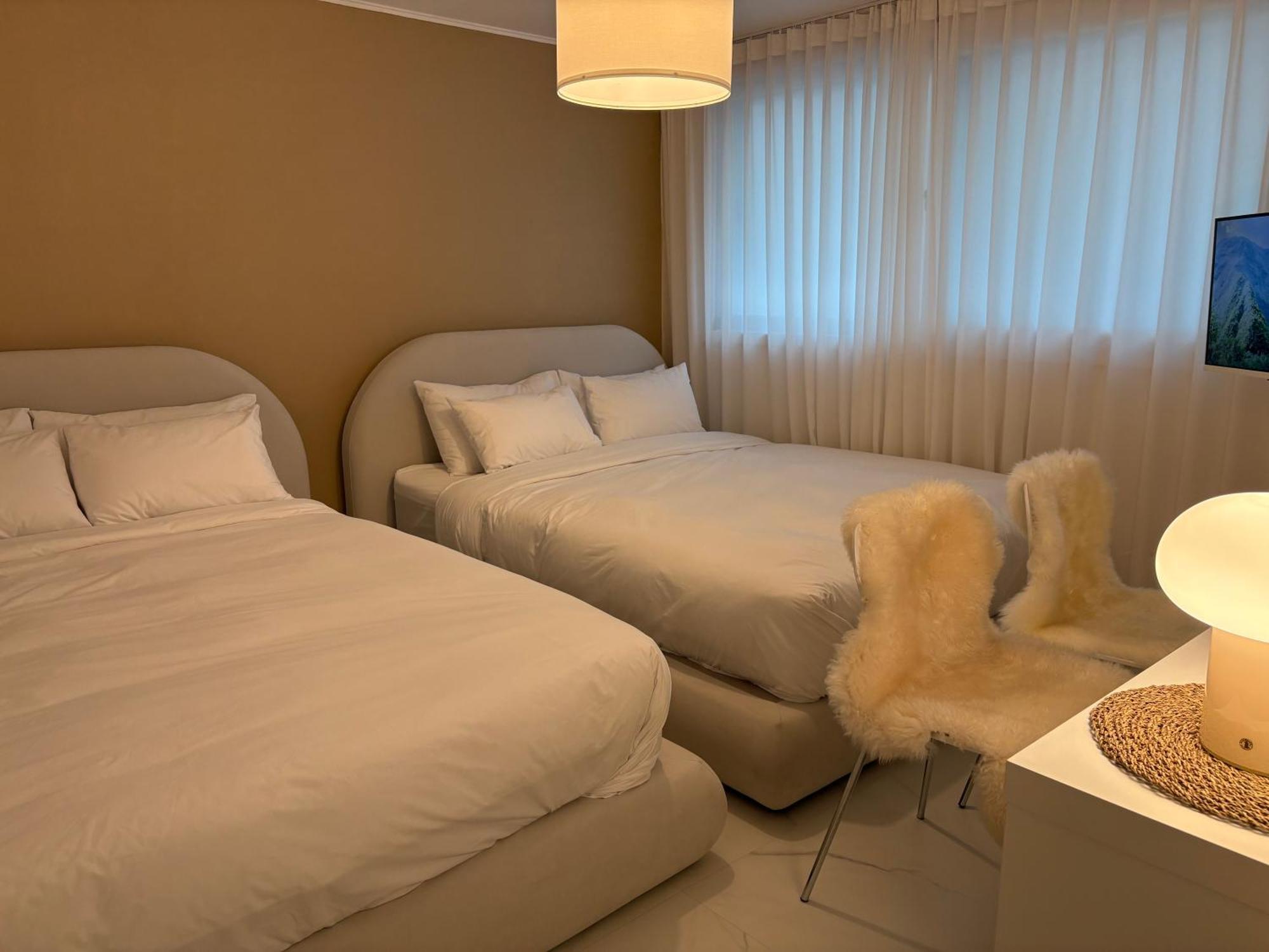 Modernstay Hongdae#mangwon Local Market 10mins, Hongdae, Airport Bus, Hanriver Park 10min,family