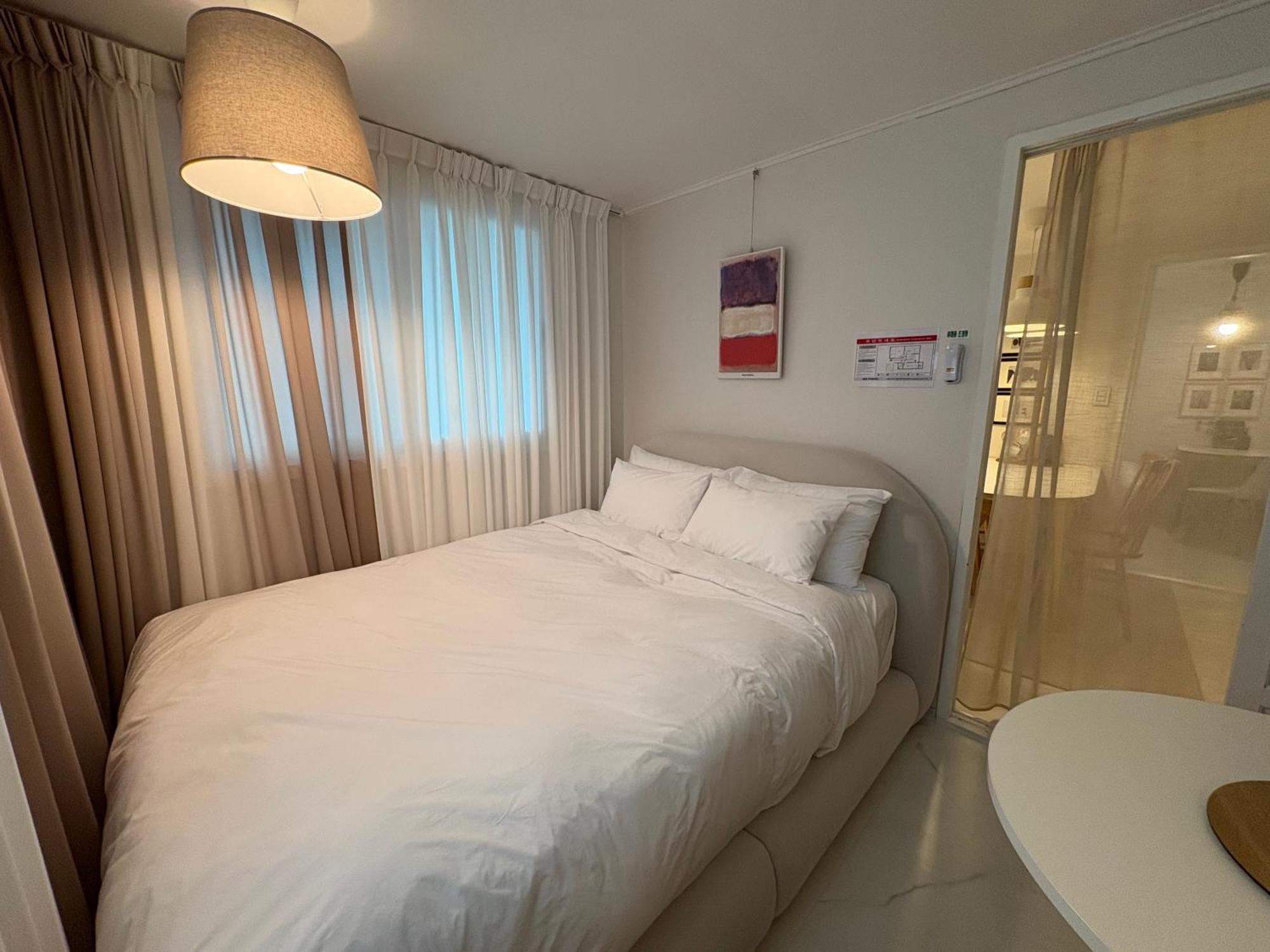 Apartment Modernstay Hongdae#mangwon Local Market 10mins, Hongdae, Airport Bus, Hanriver Park 10min,family Seoul