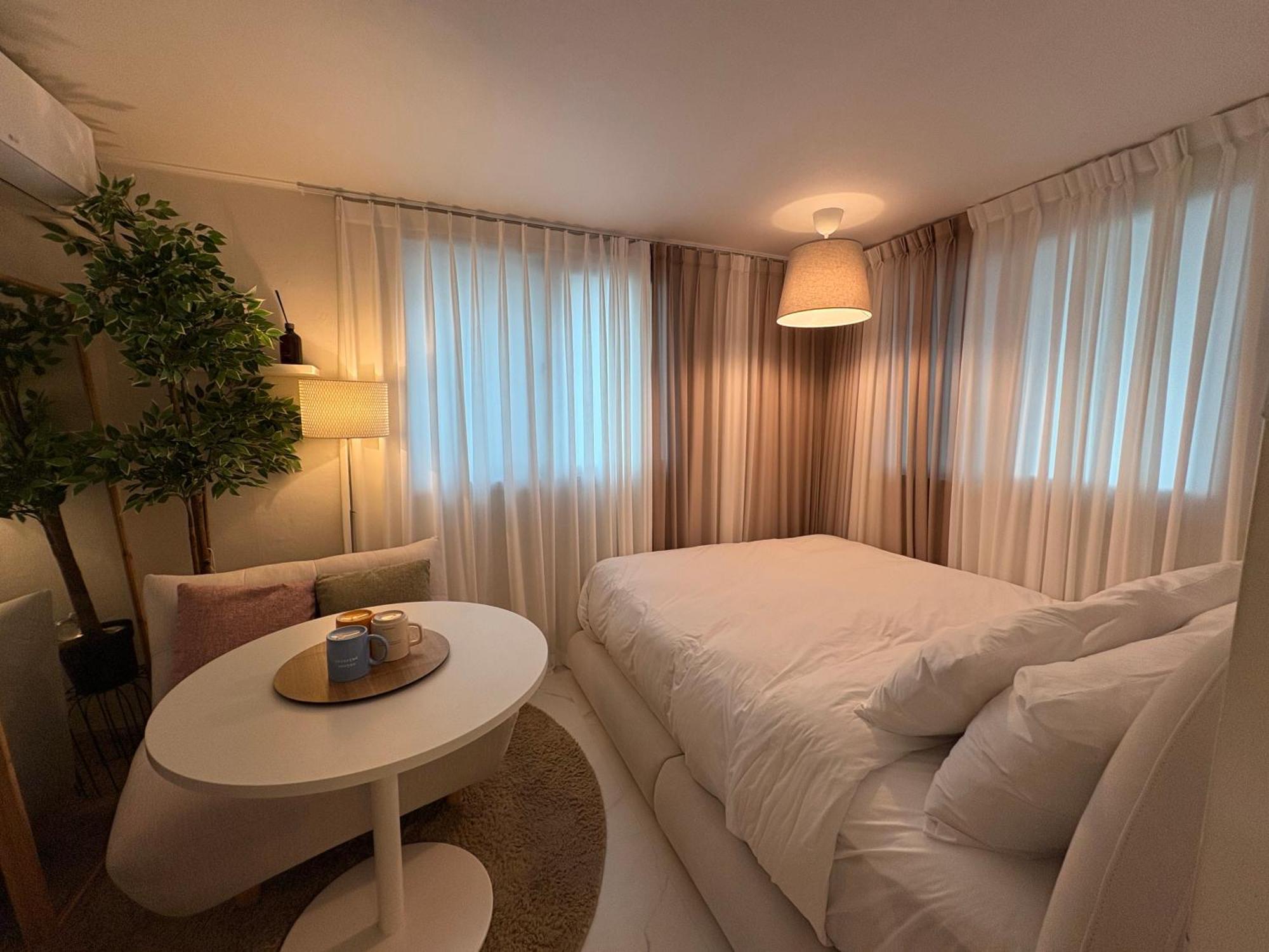Modernstay Hongdae#mangwon Local Market 10mins, Hongdae, Airport Bus, Hanriver Park 10min,family * Seoul