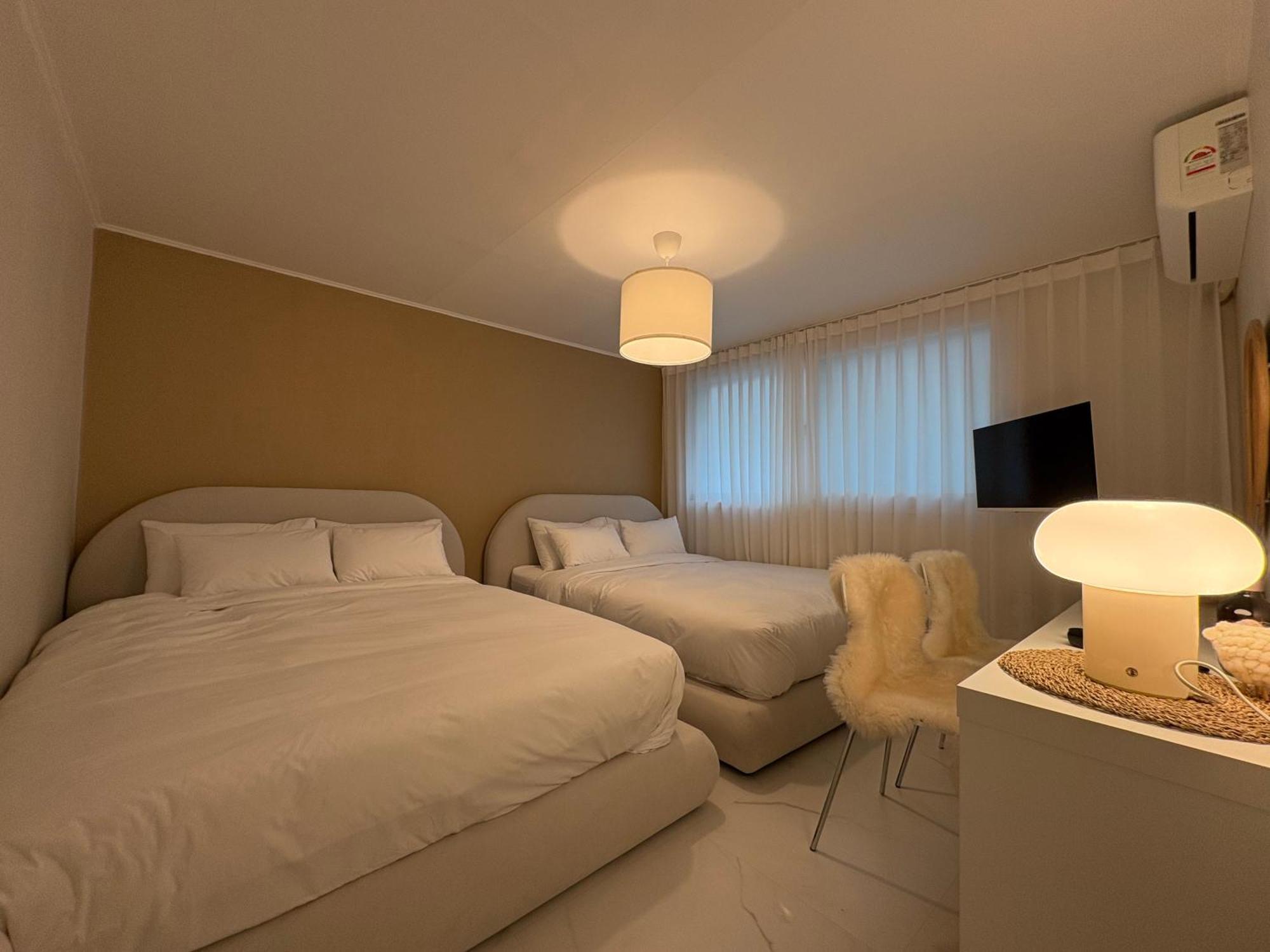 Modernstay Hongdae#mangwon Local Market 10mins, Hongdae, Airport Bus, Hanriver Park 10min,family Apartment *