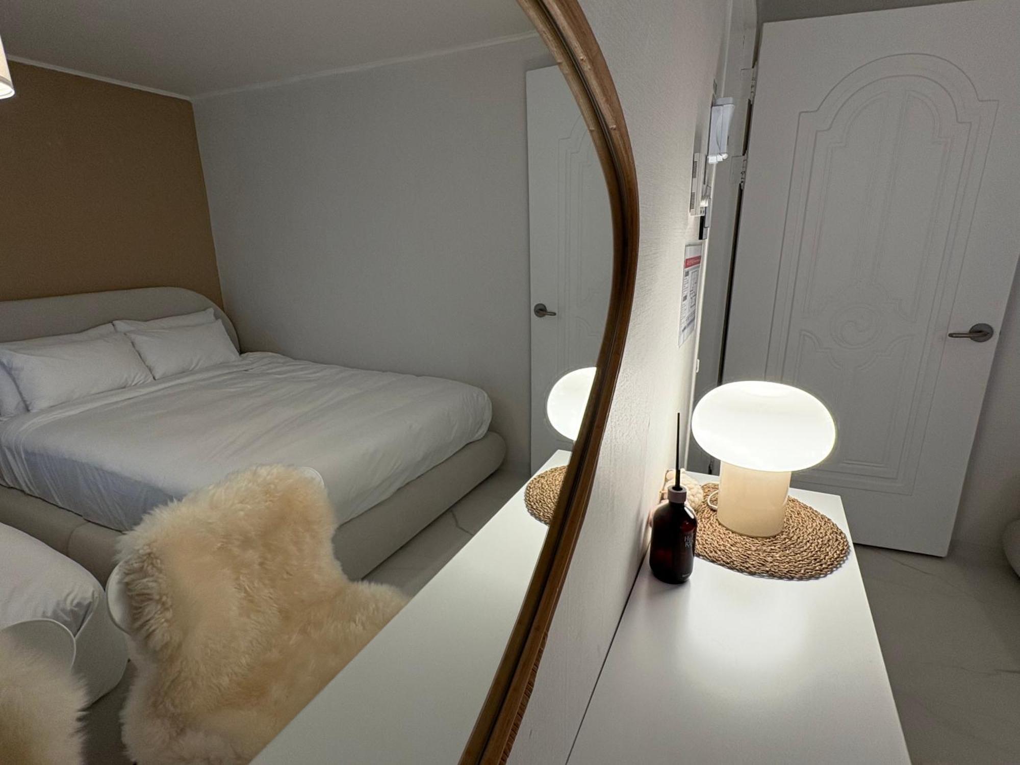Apartment Modernstay Hongdae#mangwon Local Market 10mins, Hongdae, Airport Bus, Hanriver Park 10min,family Seoul