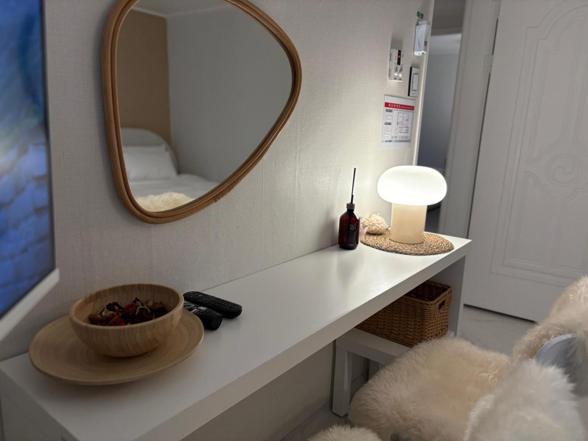 Apartment Modernstay Hongdae#mangwon Local Market 10mins, Hongdae, Airport Bus, Hanriver Park 10min,family *