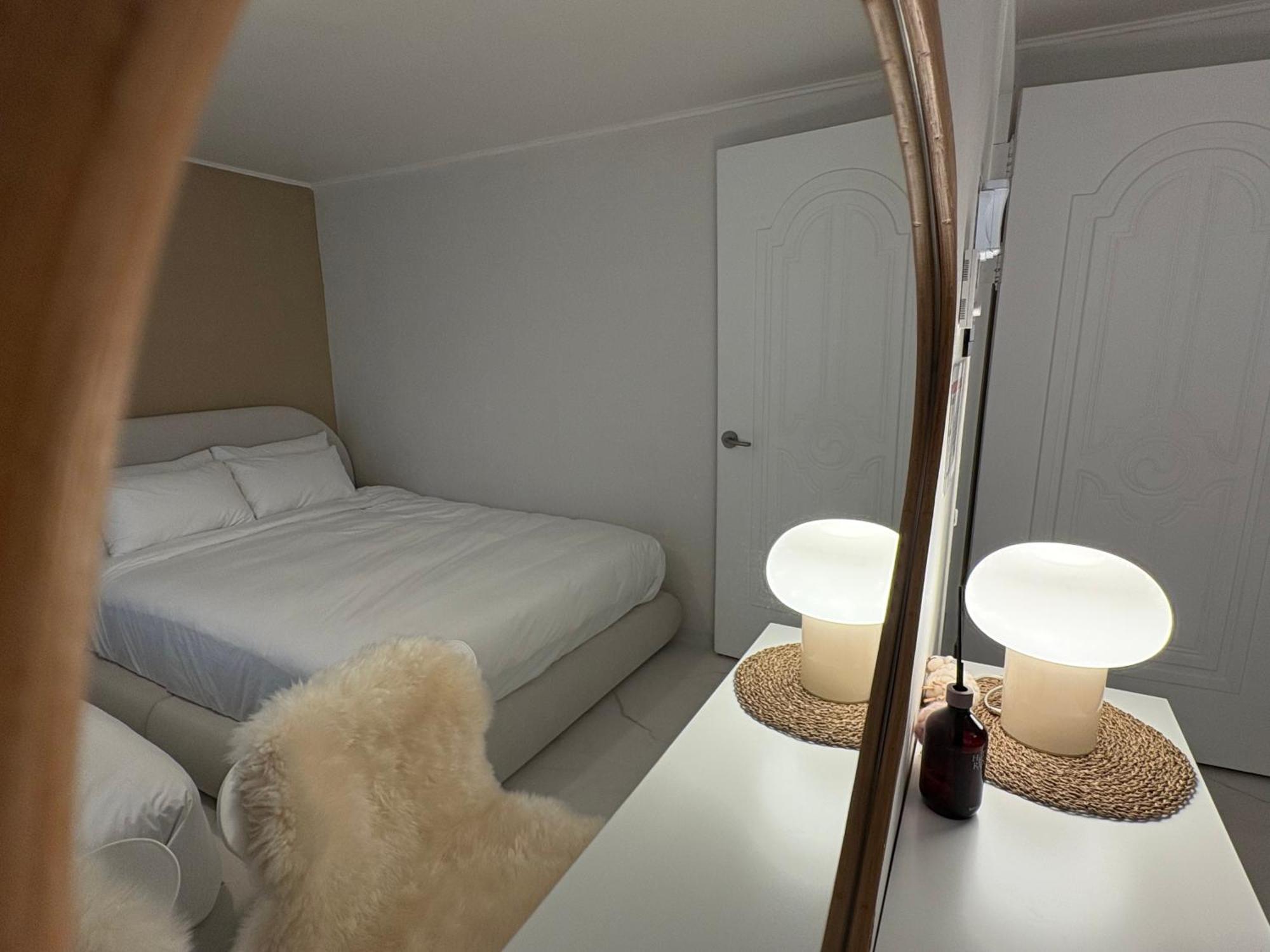 Apartment Modernstay Hongdae#mangwon Local Market 10mins, Hongdae, Airport Bus, Hanriver Park 10min,family *