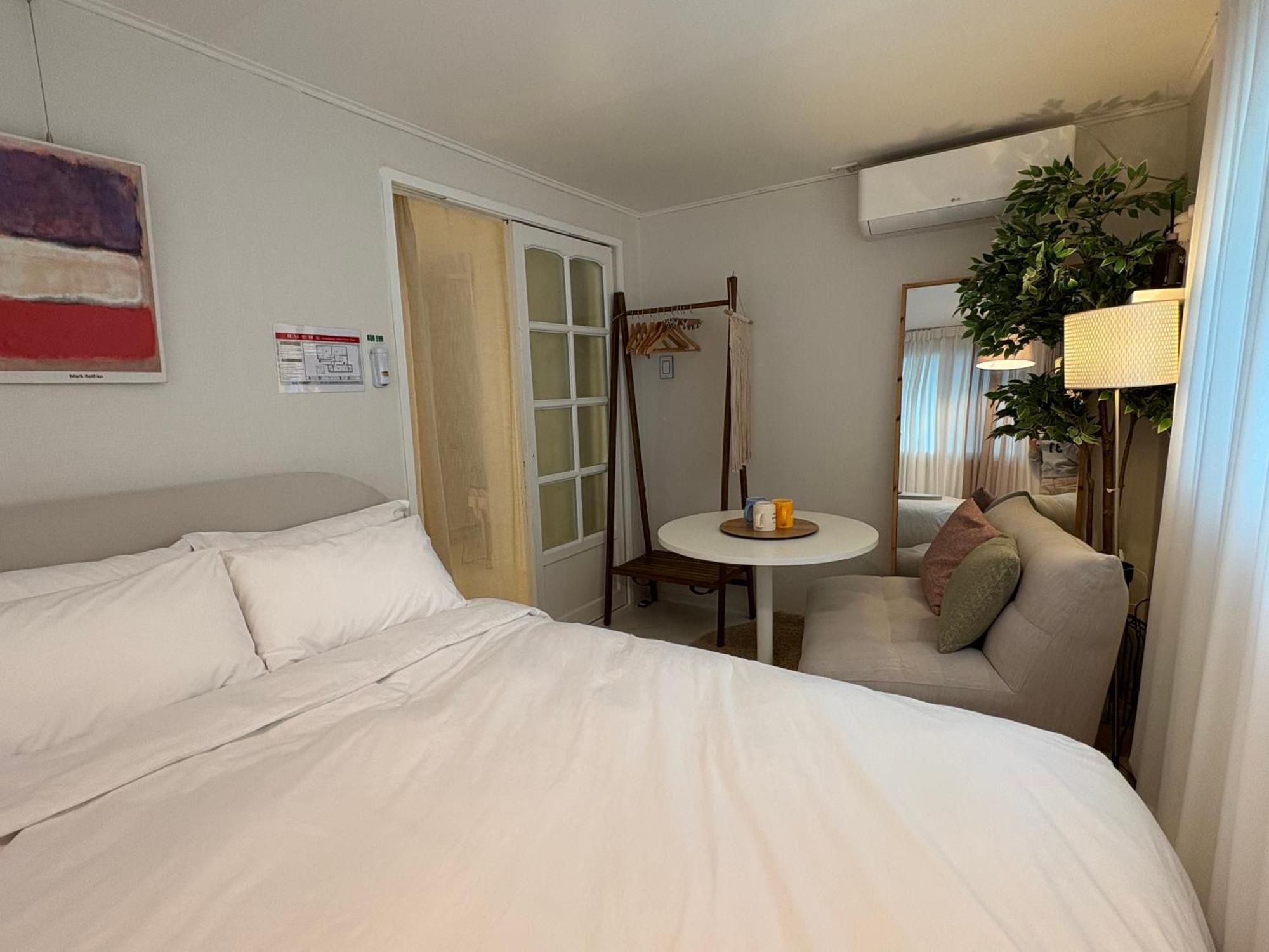 Modernstay Hongdae#mangwon Local Market 10mins, Hongdae, Airport Bus, Hanriver Park 10min,family