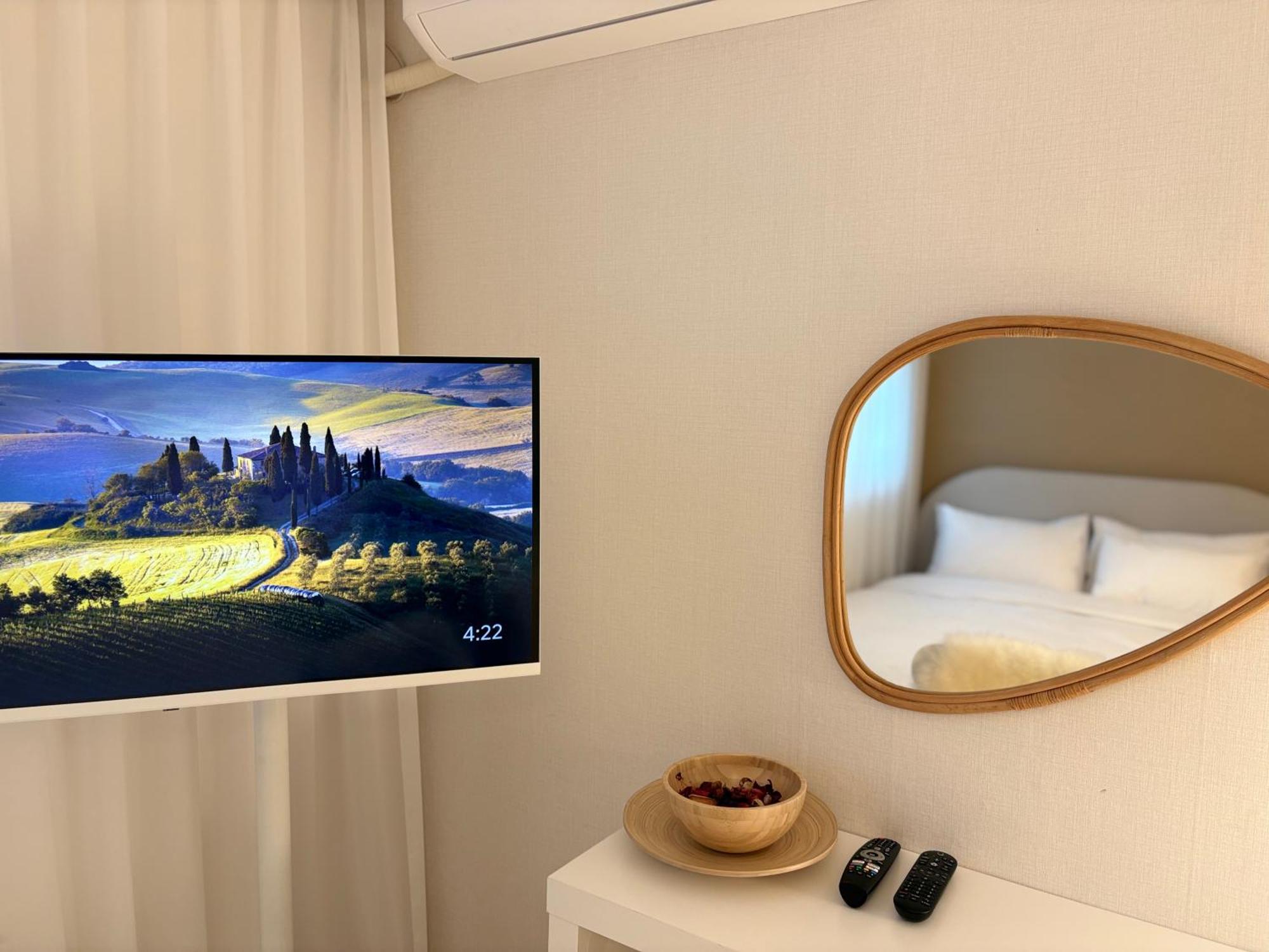 Modernstay Hongdae#mangwon Local Market 10mins, Hongdae, Airport Bus, Hanriver Park 10min,family Seoul