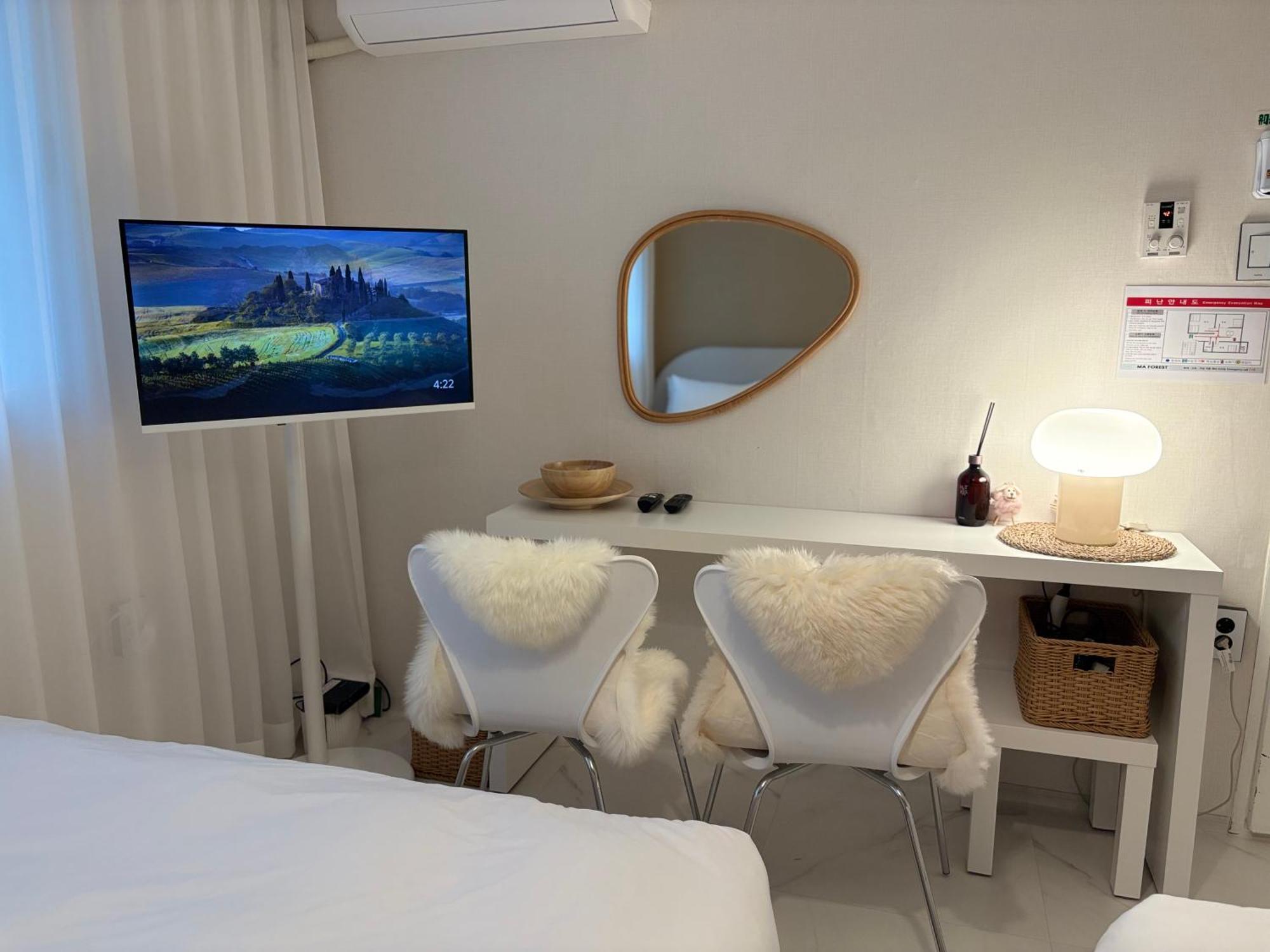 Apartment Modernstay Hongdae#mangwon Local Market 10mins, Hongdae, Airport Bus, Hanriver Park 10min,family Seoul