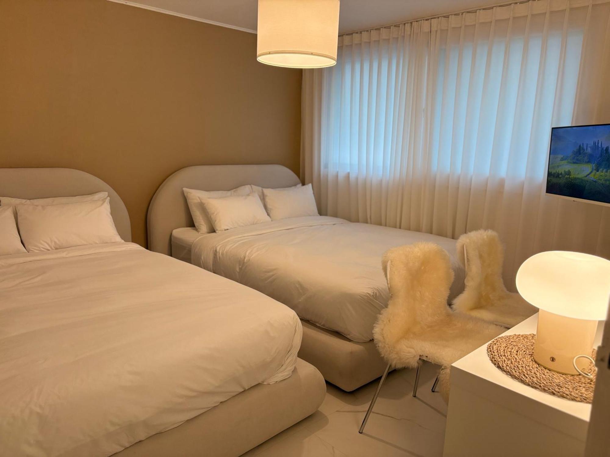 Apartment Modernstay Hongdae#mangwon Local Market 10mins, Hongdae, Airport Bus, Hanriver Park 10min,family Seoul