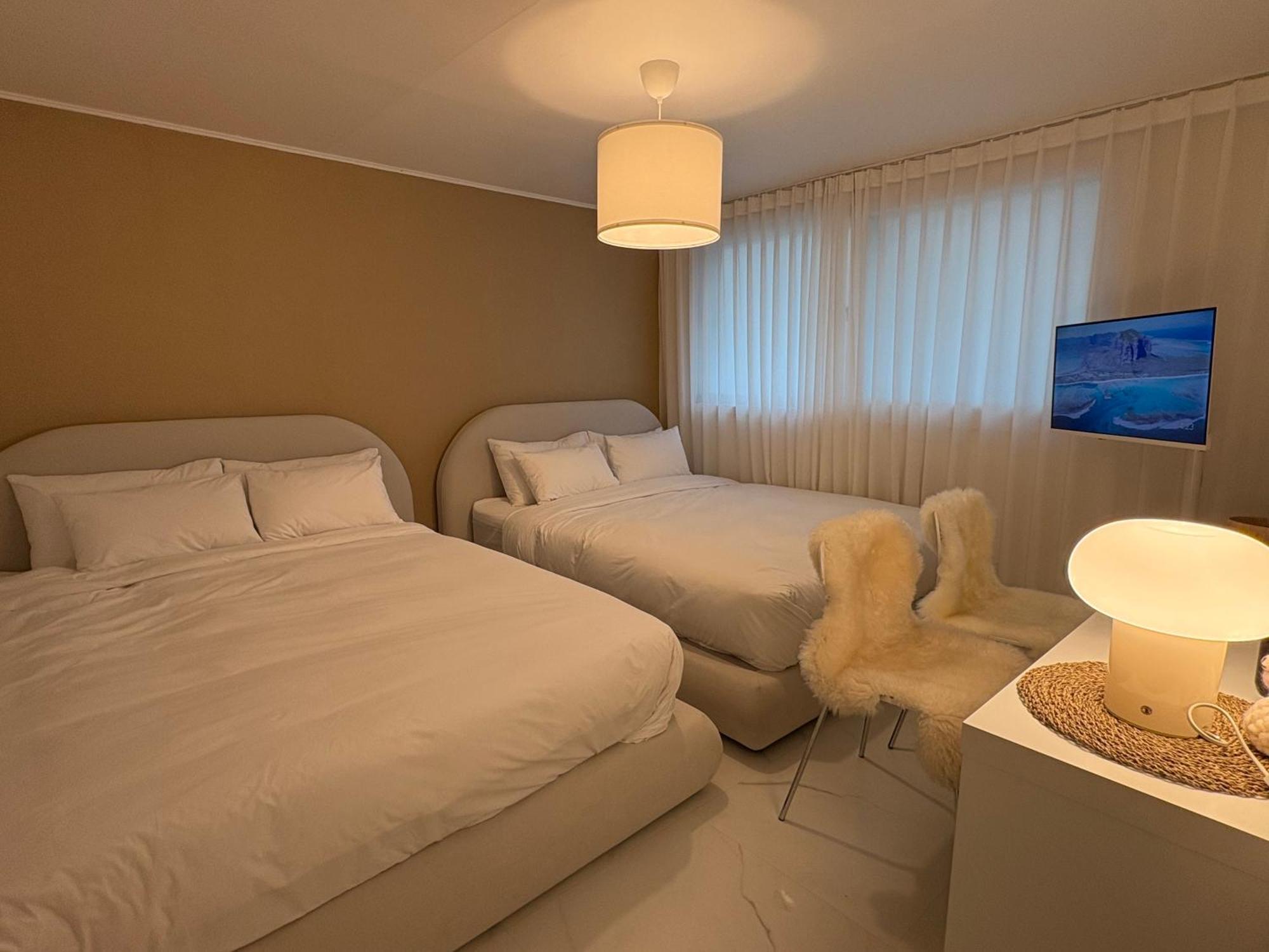 Apartment Modernstay Hongdae#mangwon Local Market 10mins, Hongdae, Airport Bus, Hanriver Park 10min,family *