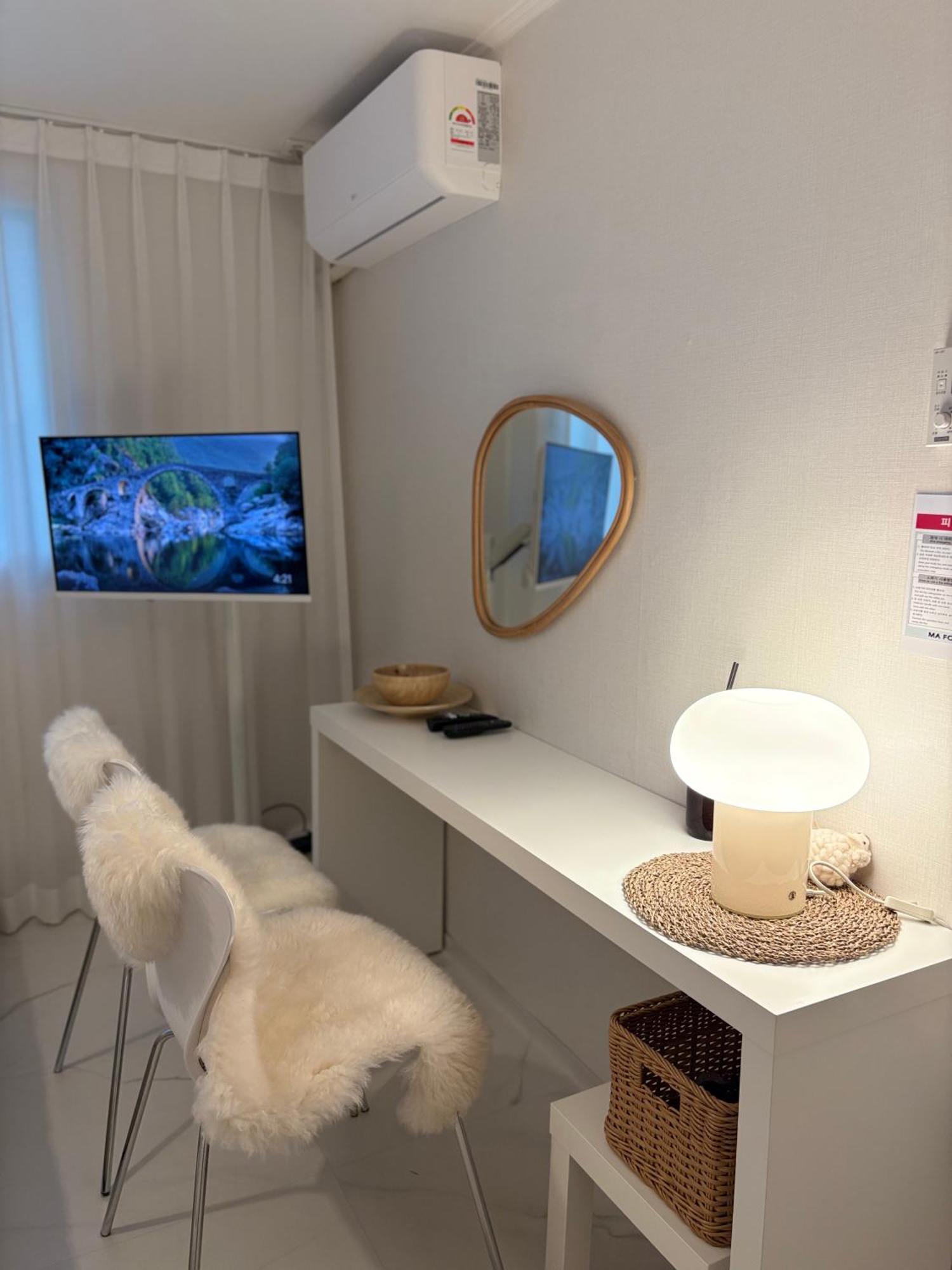 Modernstay Hongdae#mangwon Local Market 10mins, Hongdae, Airport Bus, Hanriver Park 10min,family Seoul