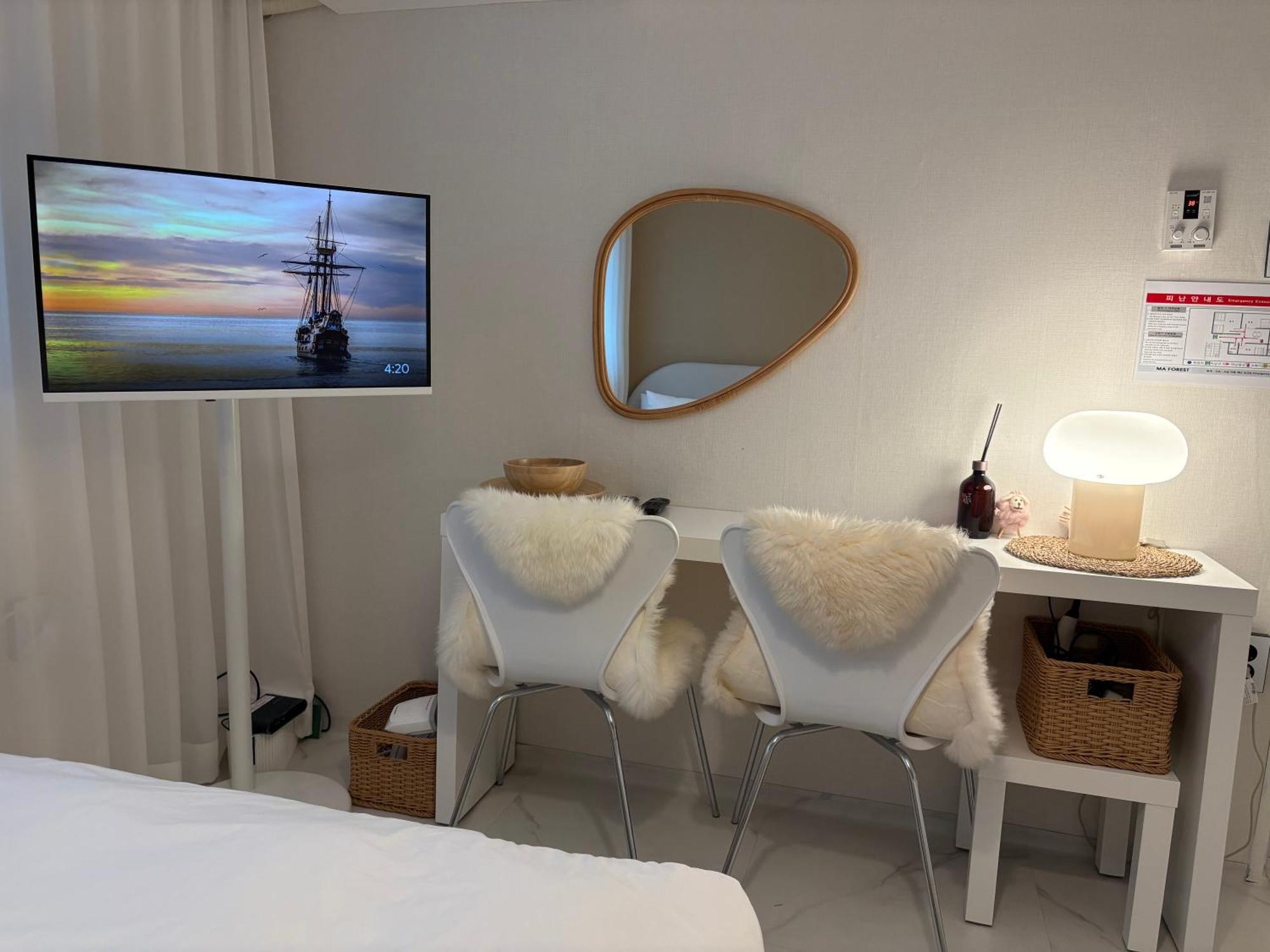 Modernstay Hongdae#mangwon Local Market 10mins, Hongdae, Airport Bus, Hanriver Park 10min,family Apartment Seoul