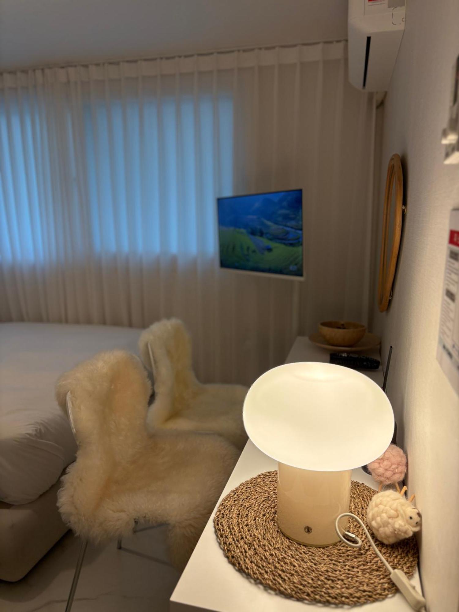 Modernstay Hongdae#mangwon Local Market 10mins, Hongdae, Airport Bus, Hanriver Park 10min,family Apartment