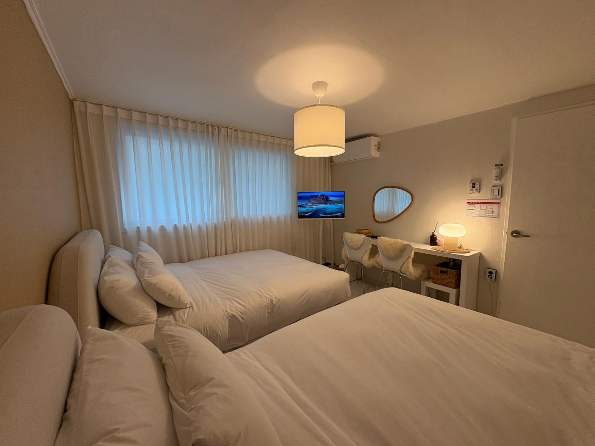 Apartment Modernstay Hongdae#mangwon Local Market 10mins, Hongdae, Airport Bus, Hanriver Park 10min,family